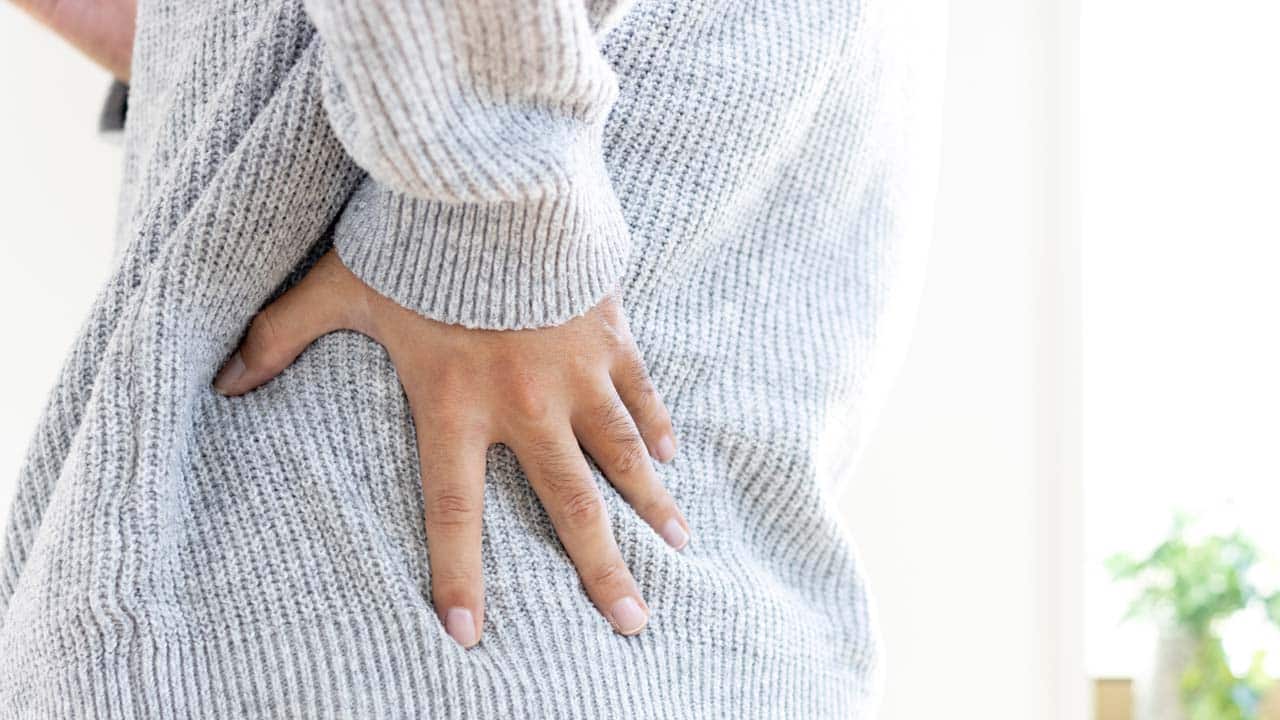 Rückenschmerzen im Winter: Warum die Kälte Beschwerden verstärkt – und was wirklich hilft