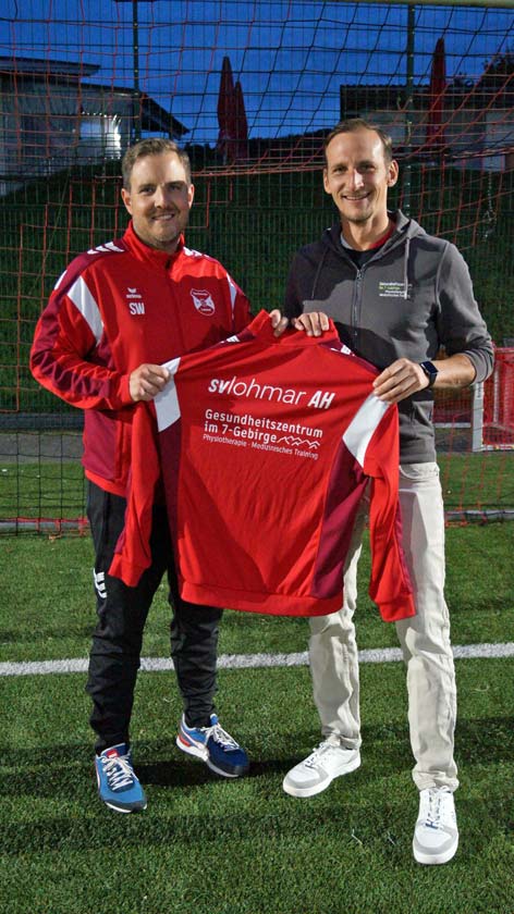 Übergabe der neuen Trainingsanzüge für die Alten Herren des SV Lohmar