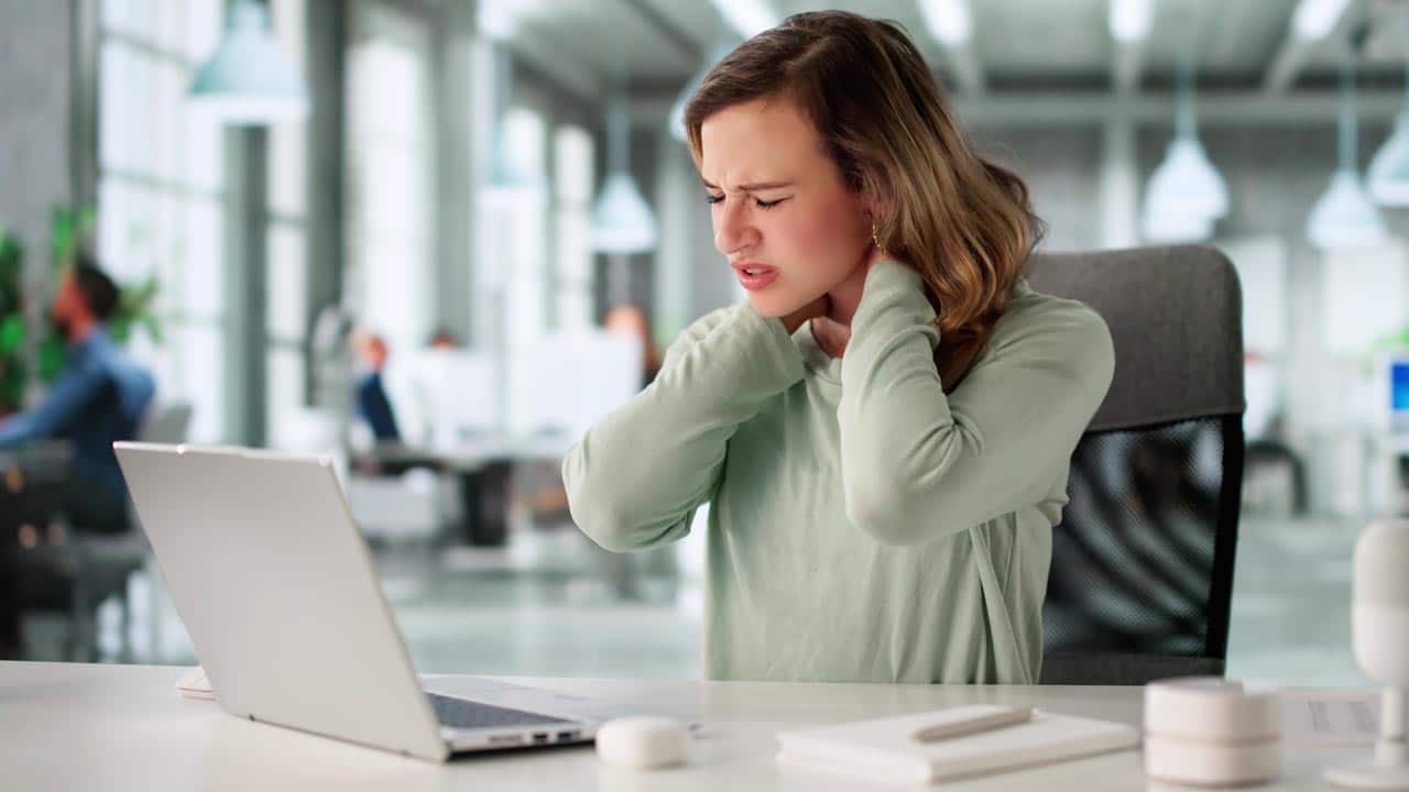 3 einfache Übungen für Deinen Büro-Nacken – in 5 Minuten erledigt