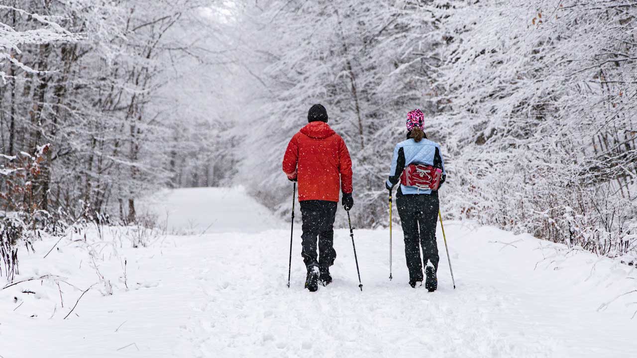 5 schöne Wege für Wandern im Winter im 7-Gebirge – ideal für Rücken & Kreislauf