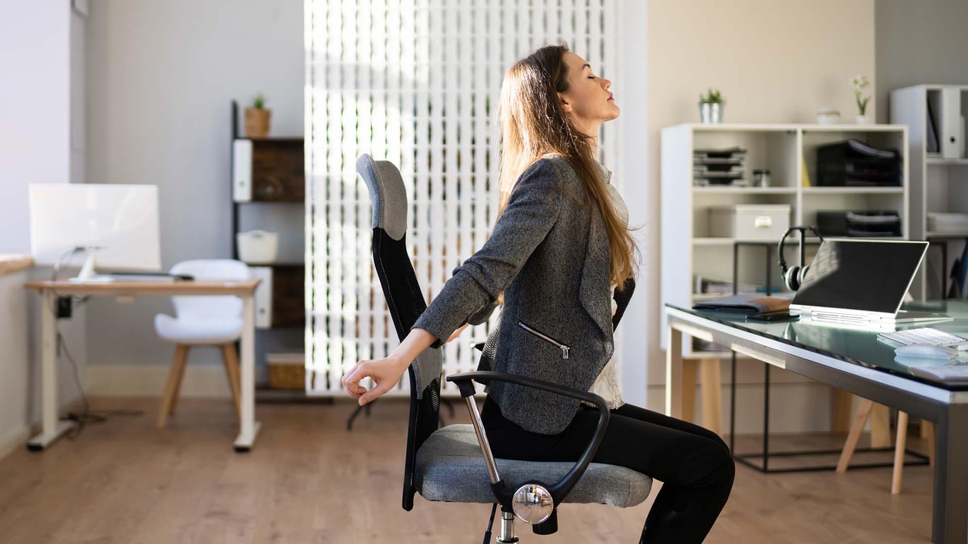 5-Minuten-Rückenübungen für Büro & Homeoffice: So entlastest Du Deinen Rücken sofort