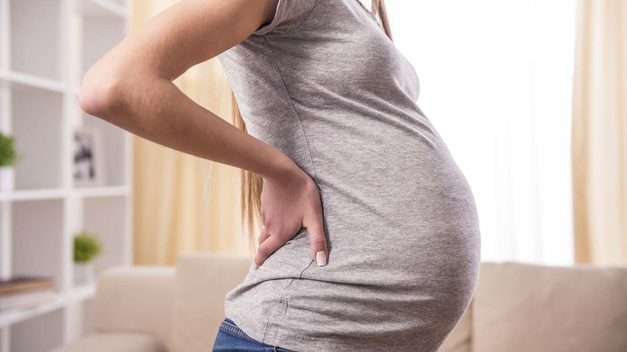 Rückenschmerzen in der Schwangerschaft: Was dahintersteckt – und was Dir helfen kann